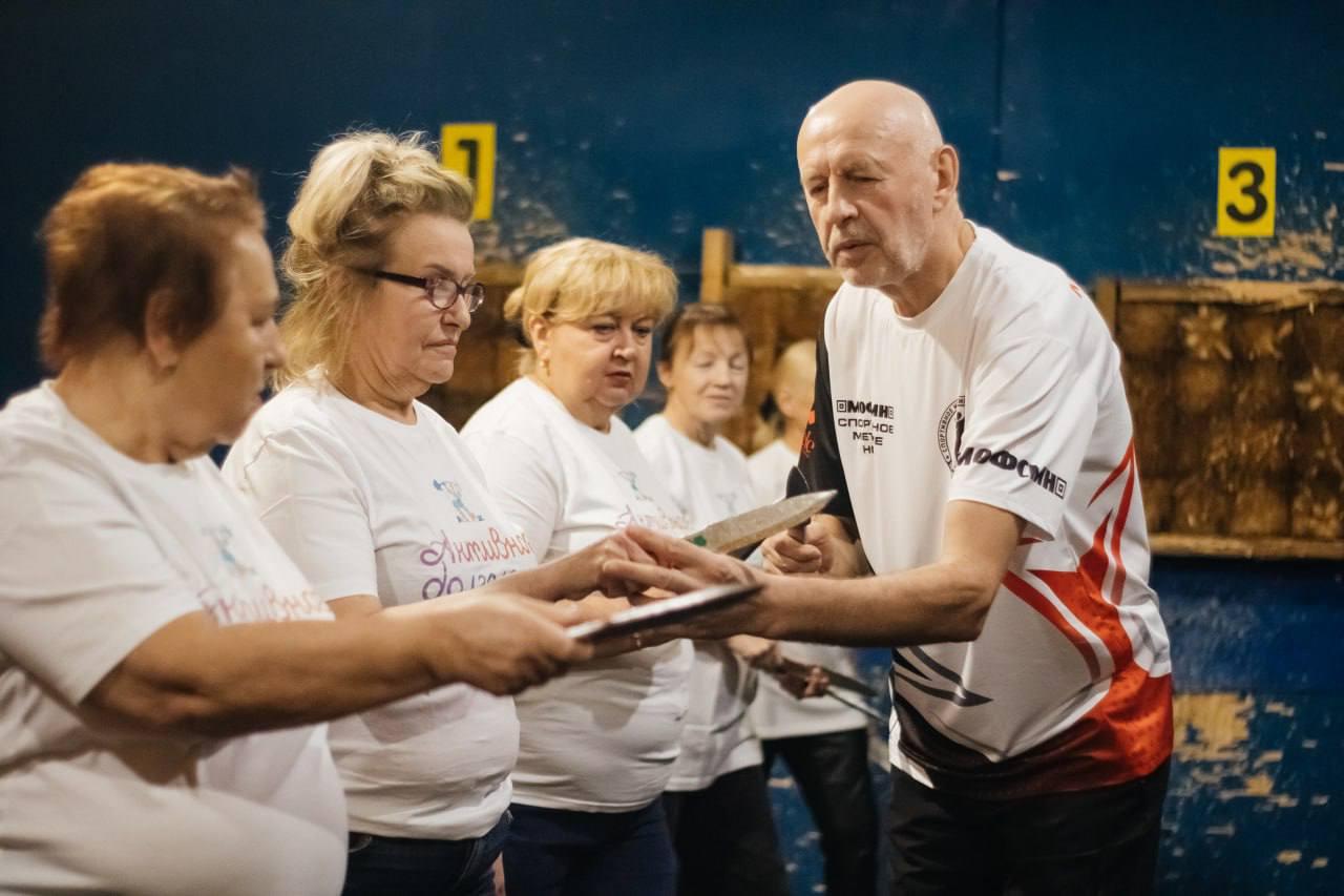 Участники проекта «Активное долголетие» из Пушкино посетили новую для себя активность - спортивное метание ножа Участники проекта «Активное долголетие» из Пушкино посетили новую для себя активность - спортивное метание ножа