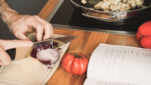 Больше не придется плакать: эти советы избавят вас от слез во время резки лука