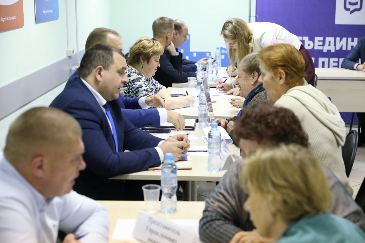 Выездная администрация: в Центре культурно-общественных связей прошёл приём жителей Выездная администрация: в Центре культурно-общественных связей прошёл приём жителей