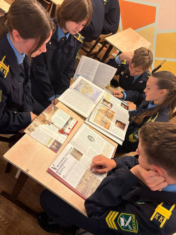 Держим курс на историю!. Сегодня, в преддверии "Дня основания Российского Военно-Морского Флота" в 9ых классах МБОУ Любучанской СОШ м.о. Чехов был организован просмотр документального фильма "Пётр I: Последний царь и первый...