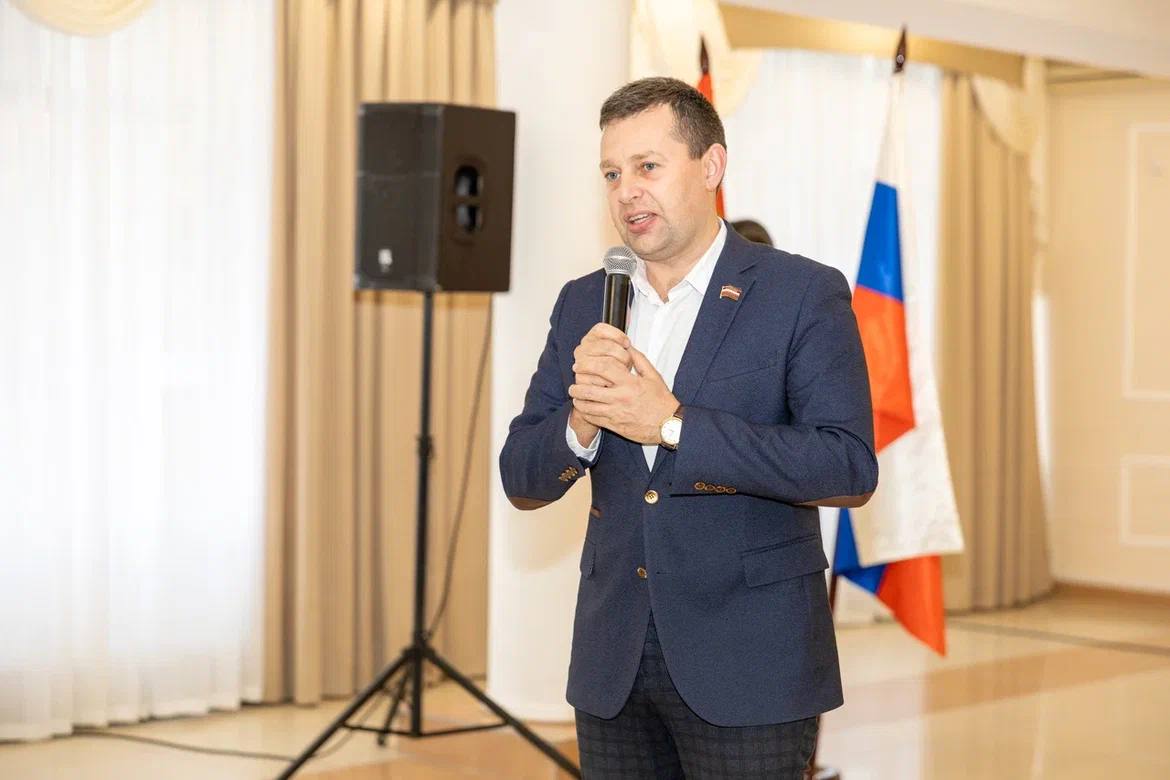 Полвека рядом. Это мы о супружеских парах, которых сегодня чествовали в Орехово-Зуевском ЗАГСе! 50, 55 и 60 лет совместной жизни — за эти годы они прошли вместе долгий путь — от первой встречи и юной влюблённости до мудрой... Полвека рядом. Это мы о супружеских парах, которых сегодня чествовали в Орехово-Зуевском ЗАГСе! 50, 55 и 60 лет совместной жизни — за эти годы они прошли вместе долгий путь — от первой встречи и юной влюблённости до мудрой...