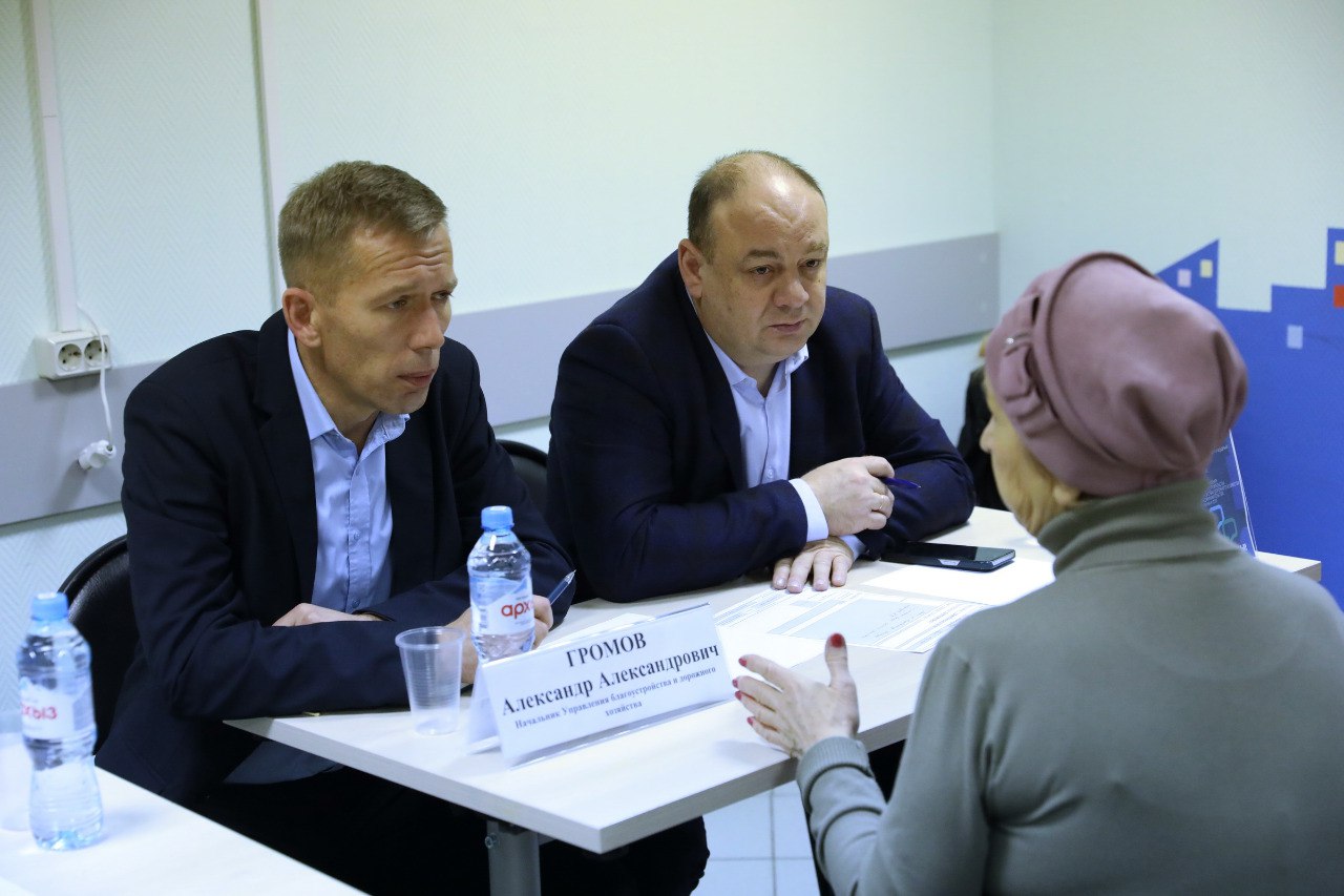 Выездная администрация: в Центре культурно-общественных связей прошёл приём жителей Выездная администрация: в Центре культурно-общественных связей прошёл приём жителей