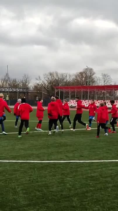 На стадионе «Гидросталь» прошла экскурсия для старшеклассников лицея №4 и СОШ №8 им. Героя Советского Союза А.И. Маркова