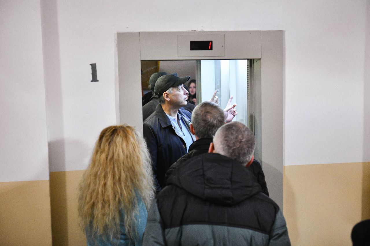 Жители и депутаты проверили итоги работ по ремонту подъездов в микрорайоне Подрезково Жители и депутаты проверили итоги работ по ремонту подъездов в микрорайоне Подрезково