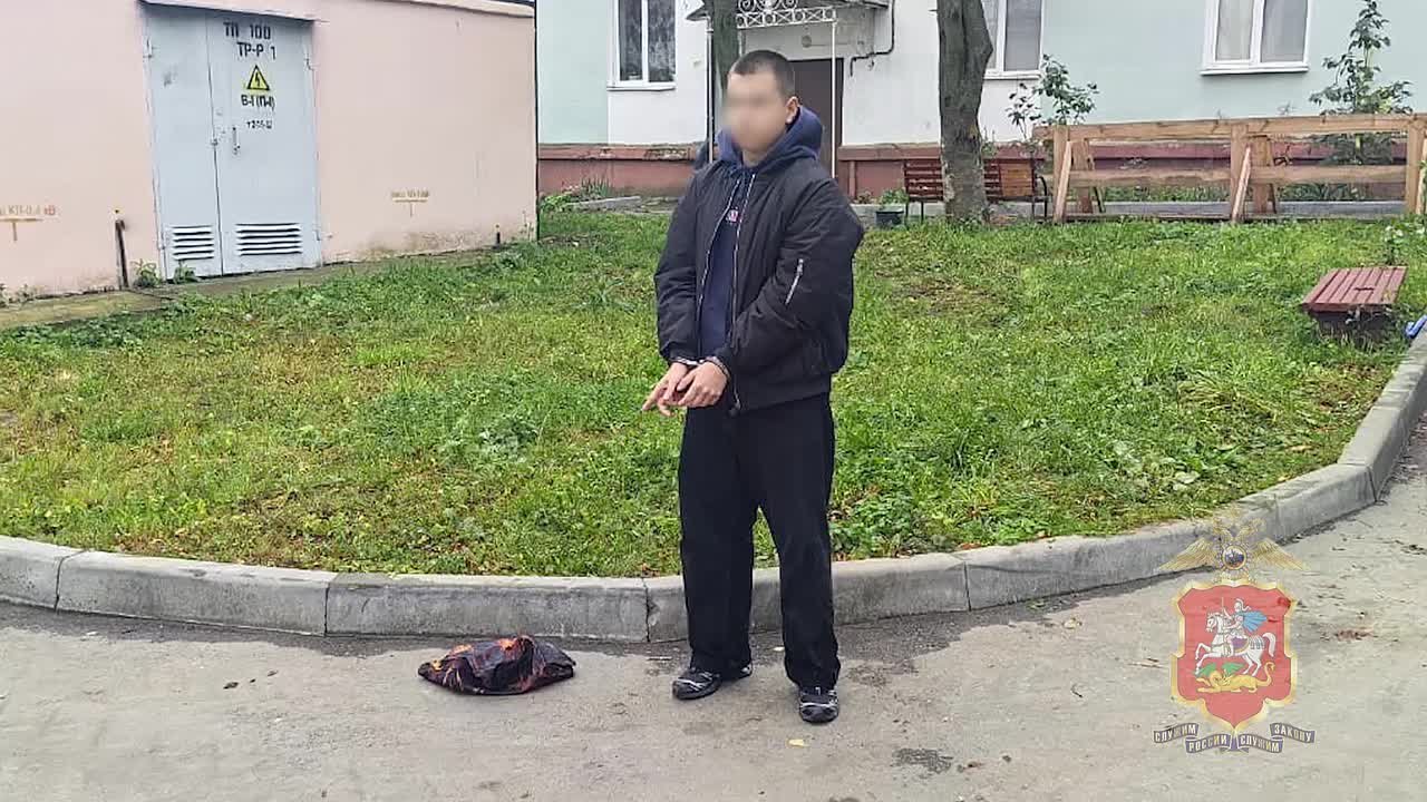 Полицейские в Кашире оперативно задержали курьера телефонных мошенников, обманувших 101-летнего ветерана Великой Отечественной войны