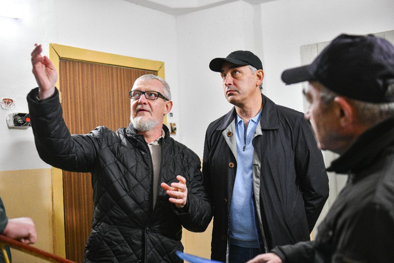 Жители и депутаты проверили итоги работ по ремонту подъездов в микрорайоне Подрезково