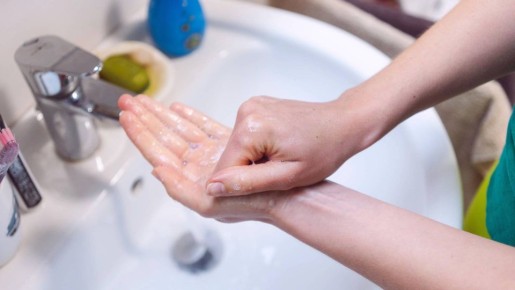 Очистите ведро маслят и отмоете руки в один миг: вместо щетки возьмите вот что