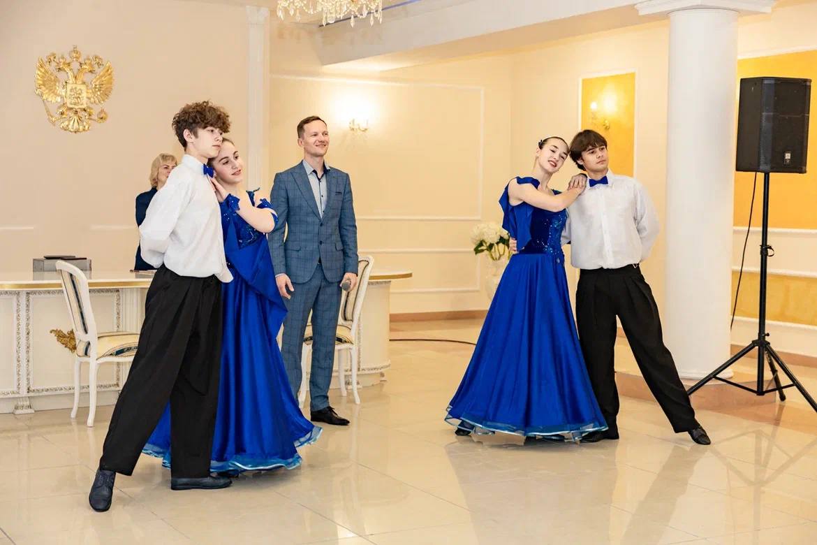 Полвека рядом. Это мы о супружеских парах, которых сегодня чествовали в Орехово-Зуевском ЗАГСе! 50, 55 и 60 лет совместной жизни — за эти годы они прошли вместе долгий путь — от первой встречи и юной влюблённости до мудрой... Полвека рядом. Это мы о супружеских парах, которых сегодня чествовали в Орехово-Зуевском ЗАГСе! 50, 55 и 60 лет совместной жизни — за эти годы они прошли вместе долгий путь — от первой встречи и юной влюблённости до мудрой...