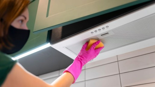 Так чистят вытяжку продвинутые хозяйки: многолетний нагар сам отвалится