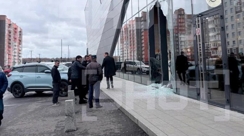 Chery въехал в ТЦ и пробил стену в местной кофейне в Новой Москве