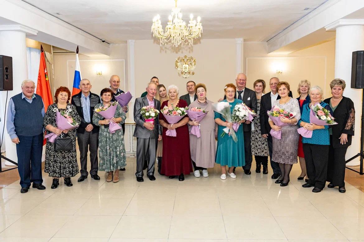 Полвека рядом. Это мы о супружеских парах, которых сегодня чествовали в Орехово-Зуевском ЗАГСе! 50, 55 и 60 лет совместной жизни — за эти годы они прошли вместе долгий путь — от первой встречи и юной влюблённости до мудрой...