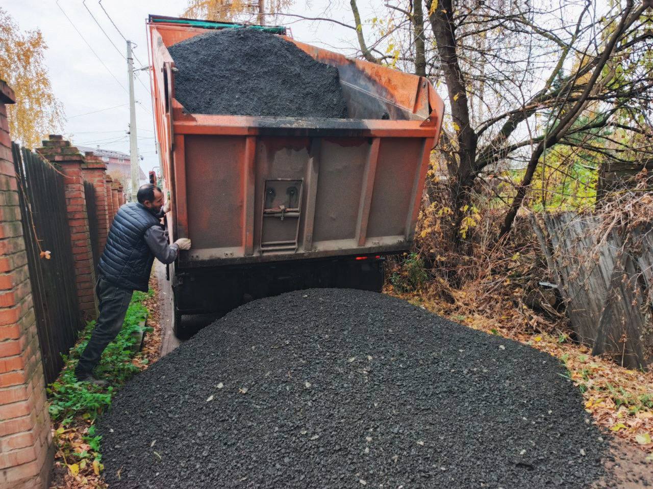 Подсыпку трех участков дорог по просьбам жителей выполнили в поселках Люберец