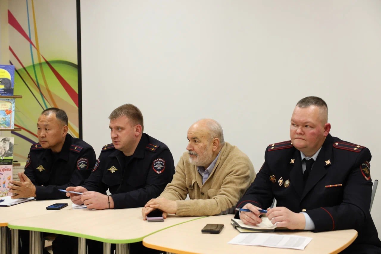 Мытищинцы обсудили безопасность и порядок с полицией и депутатом Мытищинцы обсудили безопасность и порядок с полицией и депутатом