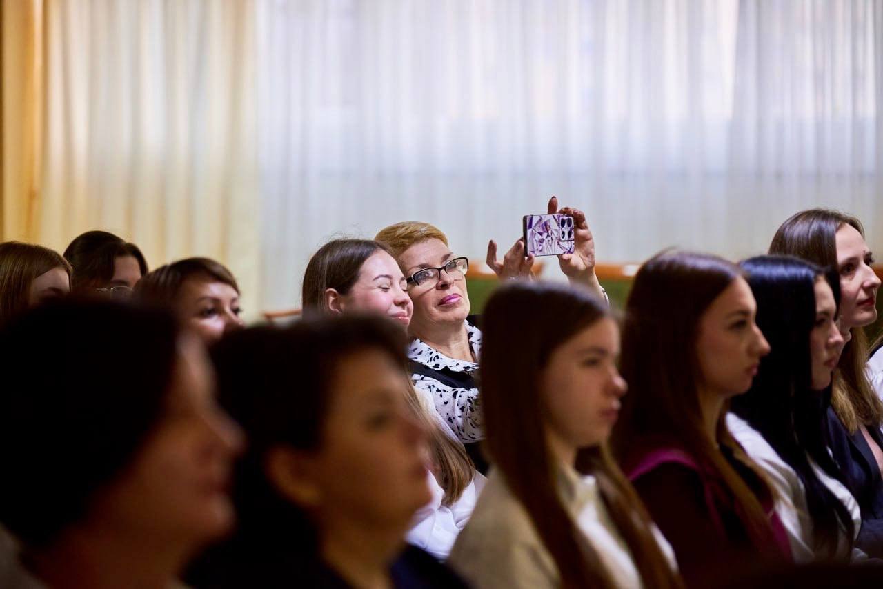 Доброта в наших сердцах: День добровольца в МБОУ СОШ № 8! Доброта в наших сердцах: День добровольца в МБОУ СОШ № 8!