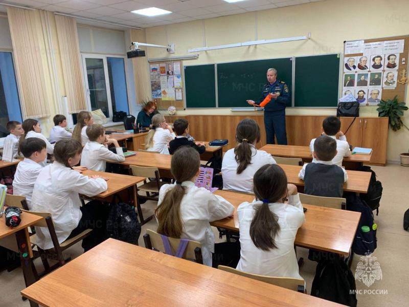 Школьникам Солнечногорска рассказали об опасностях осенних водоемов Школьникам Солнечногорска рассказали об опасностях осенних водоемов