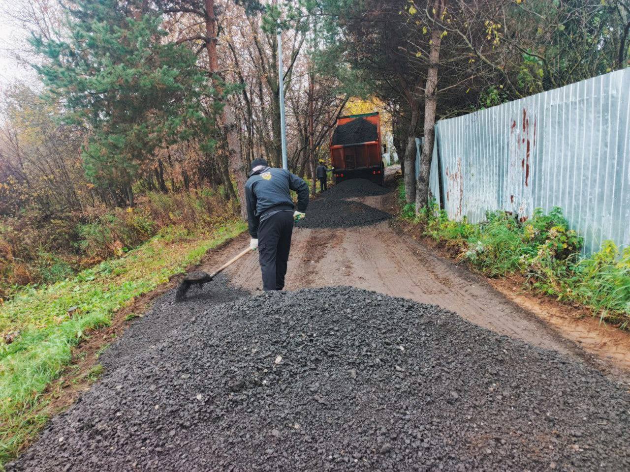 Подсыпку трех участков дорог по просьбам жителей выполнили в поселках Люберец Подсыпку трех участков дорог по просьбам жителей выполнили в поселках Люберец