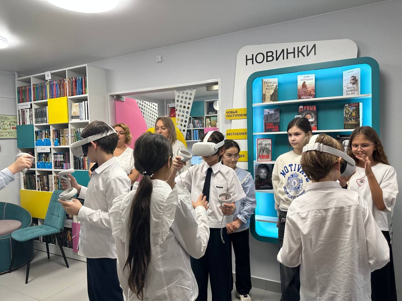 В библиотеке №8 прошел увлекательный первый фиджитал-квиз «Россия — моя страна», приуроченный ко Дню народного единства В библиотеке №8 прошел увлекательный первый фиджитал-квиз «Россия — моя страна», приуроченный ко Дню народного единства