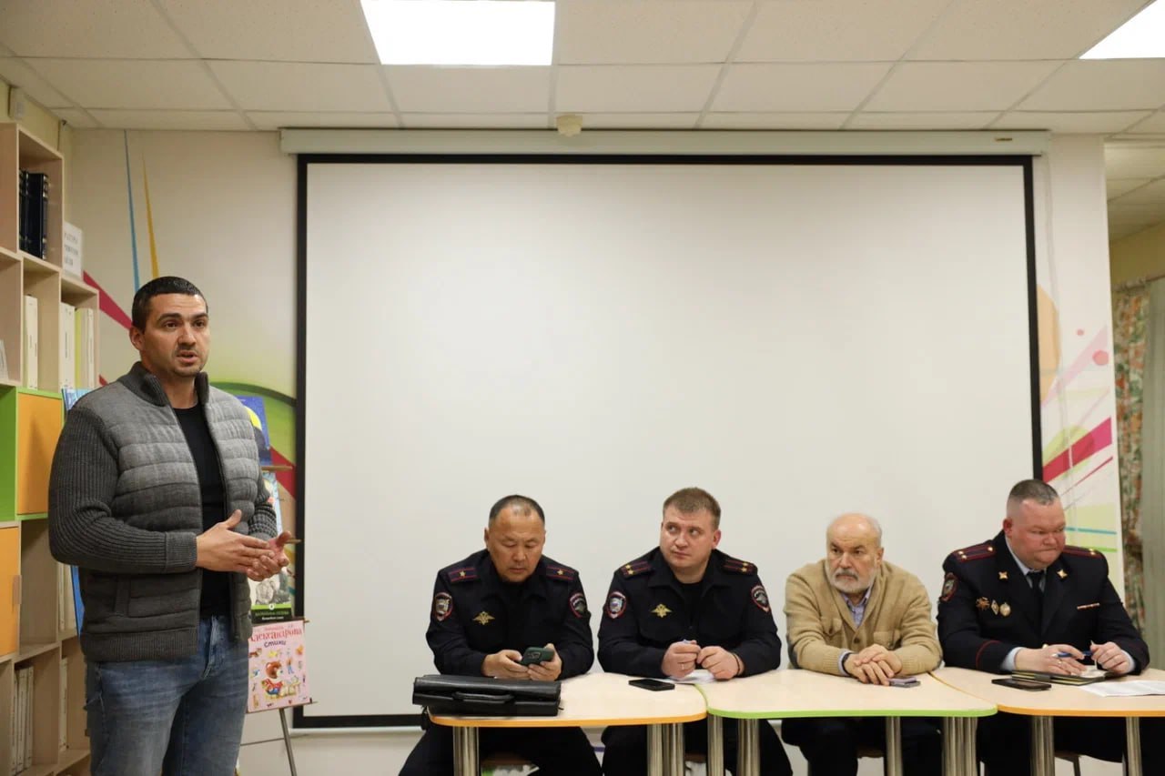 Мытищинцы обсудили безопасность и порядок с полицией и депутатом Мытищинцы обсудили безопасность и порядок с полицией и депутатом