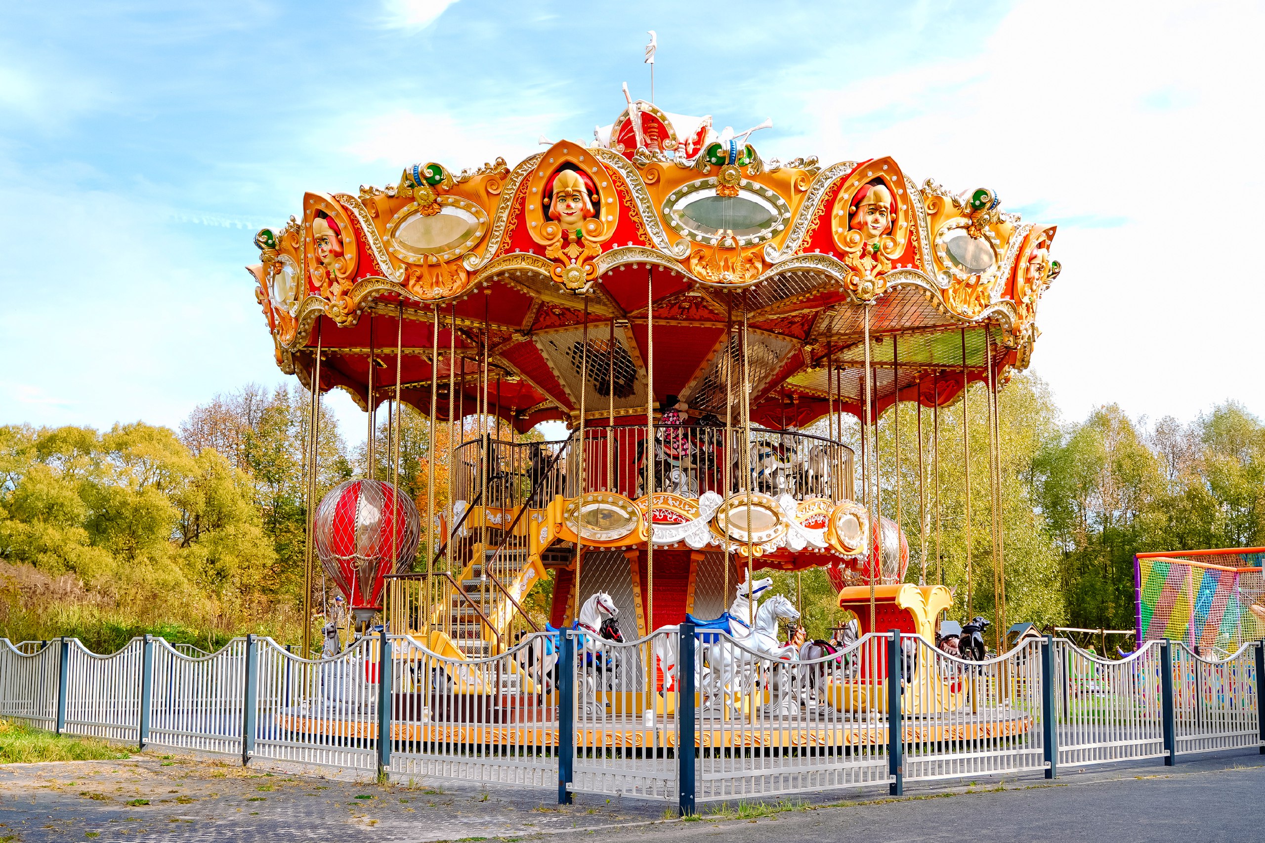 Внимание.. Карусель "Сказка" в городском парке Чехов работает в праздничные дни по следующему графику: 3 и 4 ноября с 11:00 - 20:00