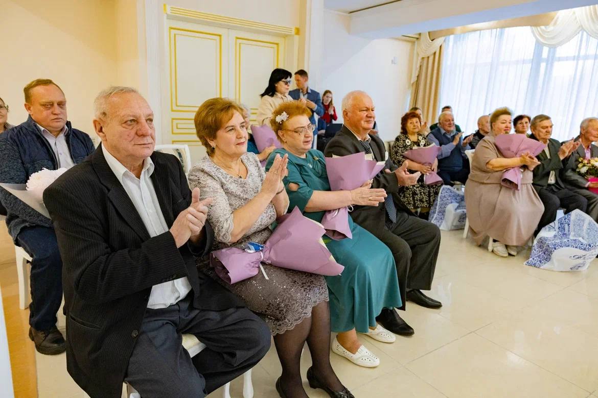Полвека рядом. Это мы о супружеских парах, которых сегодня чествовали в Орехово-Зуевском ЗАГСе! 50, 55 и 60 лет совместной жизни — за эти годы они прошли вместе долгий путь — от первой встречи и юной влюблённости до мудрой... Полвека рядом. Это мы о супружеских парах, которых сегодня чествовали в Орехово-Зуевском ЗАГСе! 50, 55 и 60 лет совместной жизни — за эти годы они прошли вместе долгий путь — от первой встречи и юной влюблённости до мудрой...