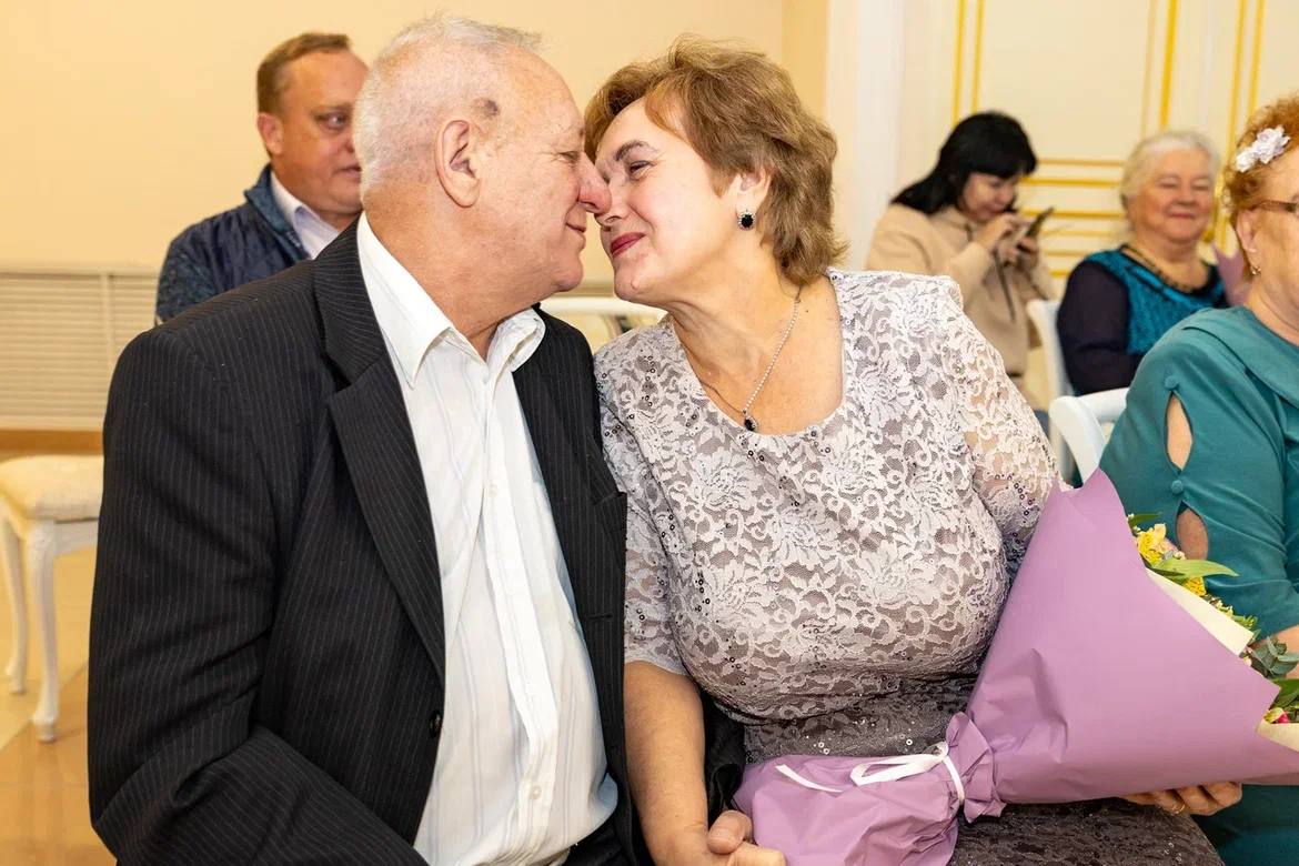 Полвека рядом. Это мы о супружеских парах, которых сегодня чествовали в Орехово-Зуевском ЗАГСе! 50, 55 и 60 лет совместной жизни — за эти годы они прошли вместе долгий путь — от первой встречи и юной влюблённости до мудрой... Полвека рядом. Это мы о супружеских парах, которых сегодня чествовали в Орехово-Зуевском ЗАГСе! 50, 55 и 60 лет совместной жизни — за эти годы они прошли вместе долгий путь — от первой встречи и юной влюблённости до мудрой...