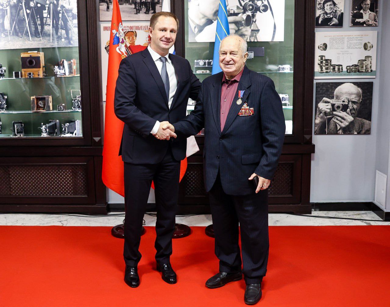 Дмитрий Волков: Подчеркивая неразрывную, прочную связь поколений, в преддверии Дня народного единства чествовали героев боевого и трудового фронта, а также наших юных жителей, которым по традиции вручили паспорта граждан... Дмитрий Волков: Подчеркивая неразрывную, прочную связь поколений, в преддверии Дня народного единства чествовали героев боевого и трудового фронта, а также наших юных жителей, которым по традиции вручили паспорта граждан...