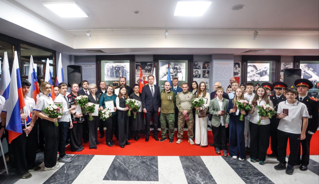 Дмитрий Волков: Подчеркивая неразрывную, прочную связь поколений, в преддверии Дня народного единства чествовали героев боевого и трудового фронта, а также наших юных жителей, которым по традиции вручили паспорта граждан...