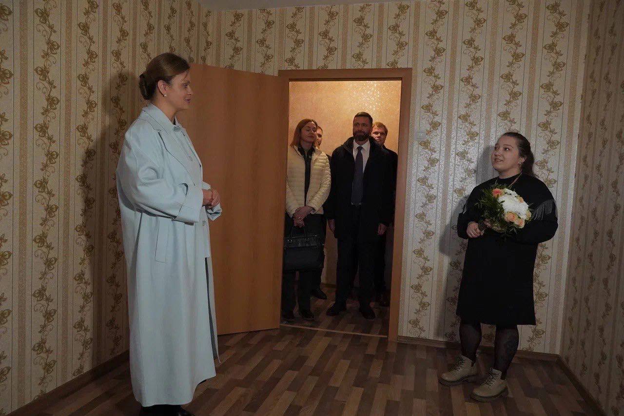 Анна Цивилева: Вручила ключи от новых квартир военнослужащим, а также медицинскому персоналу филиала № 3 Главного военного клинического госпиталя им. Н. Н. Бурденко Минобороны РФ в подмосковной Балашихе Анна Цивилева: Вручила ключи от новых квартир военнослужащим, а также медицинскому персоналу филиала № 3 Главного военного клинического госпиталя им. Н. Н. Бурденко Минобороны РФ в подмосковной Балашихе