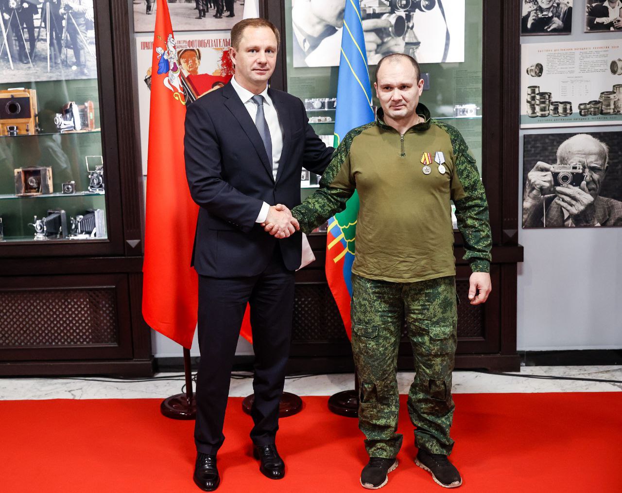 Дмитрий Волков: Подчеркивая неразрывную, прочную связь поколений, в преддверии Дня народного единства чествовали героев боевого и трудового фронта, а также наших юных жителей, которым по традиции вручили паспорта граждан... Дмитрий Волков: Подчеркивая неразрывную, прочную связь поколений, в преддверии Дня народного единства чествовали героев боевого и трудового фронта, а также наших юных жителей, которым по традиции вручили паспорта граждан...