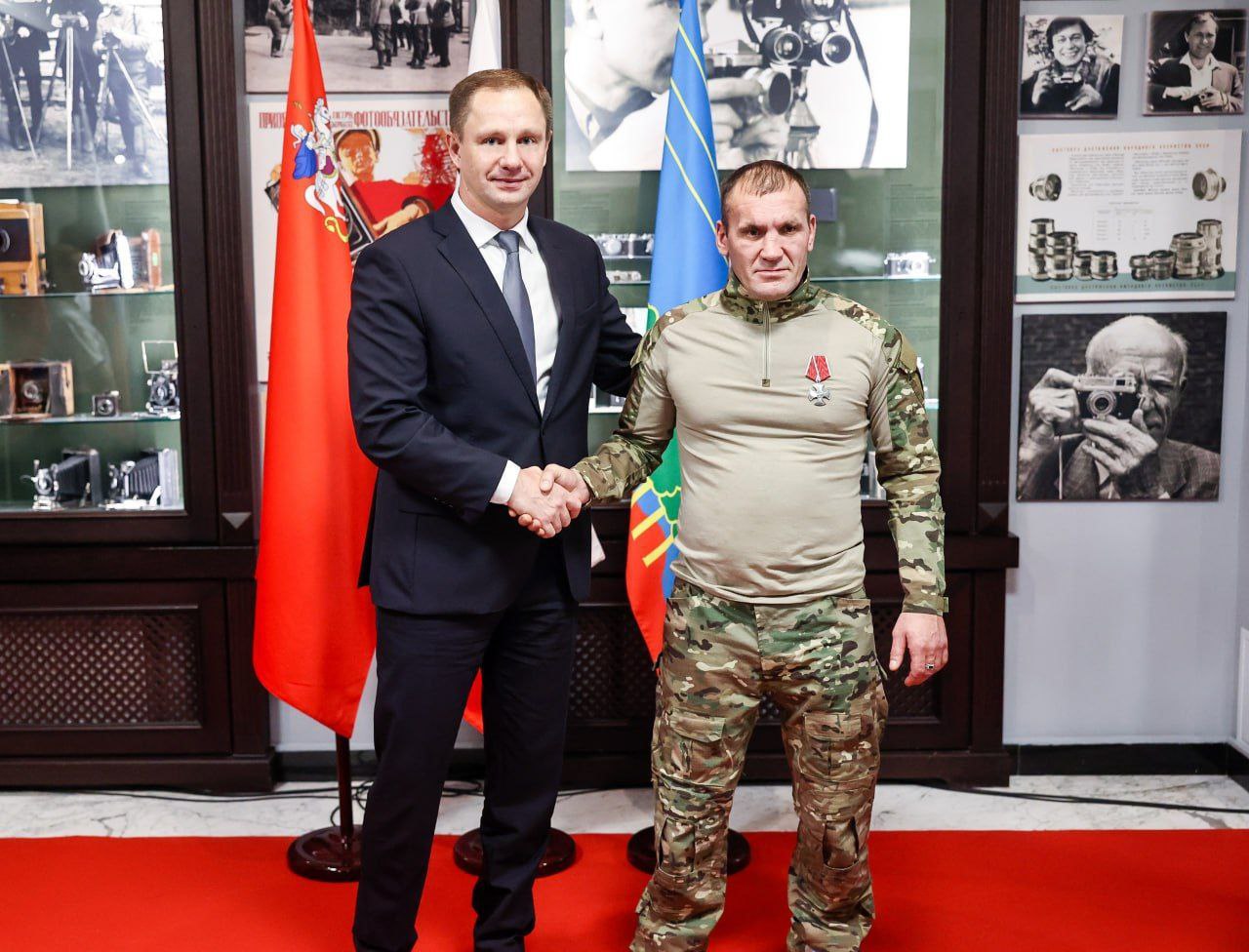 Дмитрий Волков: Подчеркивая неразрывную, прочную связь поколений, в преддверии Дня народного единства чествовали героев боевого и трудового фронта, а также наших юных жителей, которым по традиции вручили паспорта граждан... Дмитрий Волков: Подчеркивая неразрывную, прочную связь поколений, в преддверии Дня народного единства чествовали героев боевого и трудового фронта, а также наших юных жителей, которым по традиции вручили паспорта граждан...