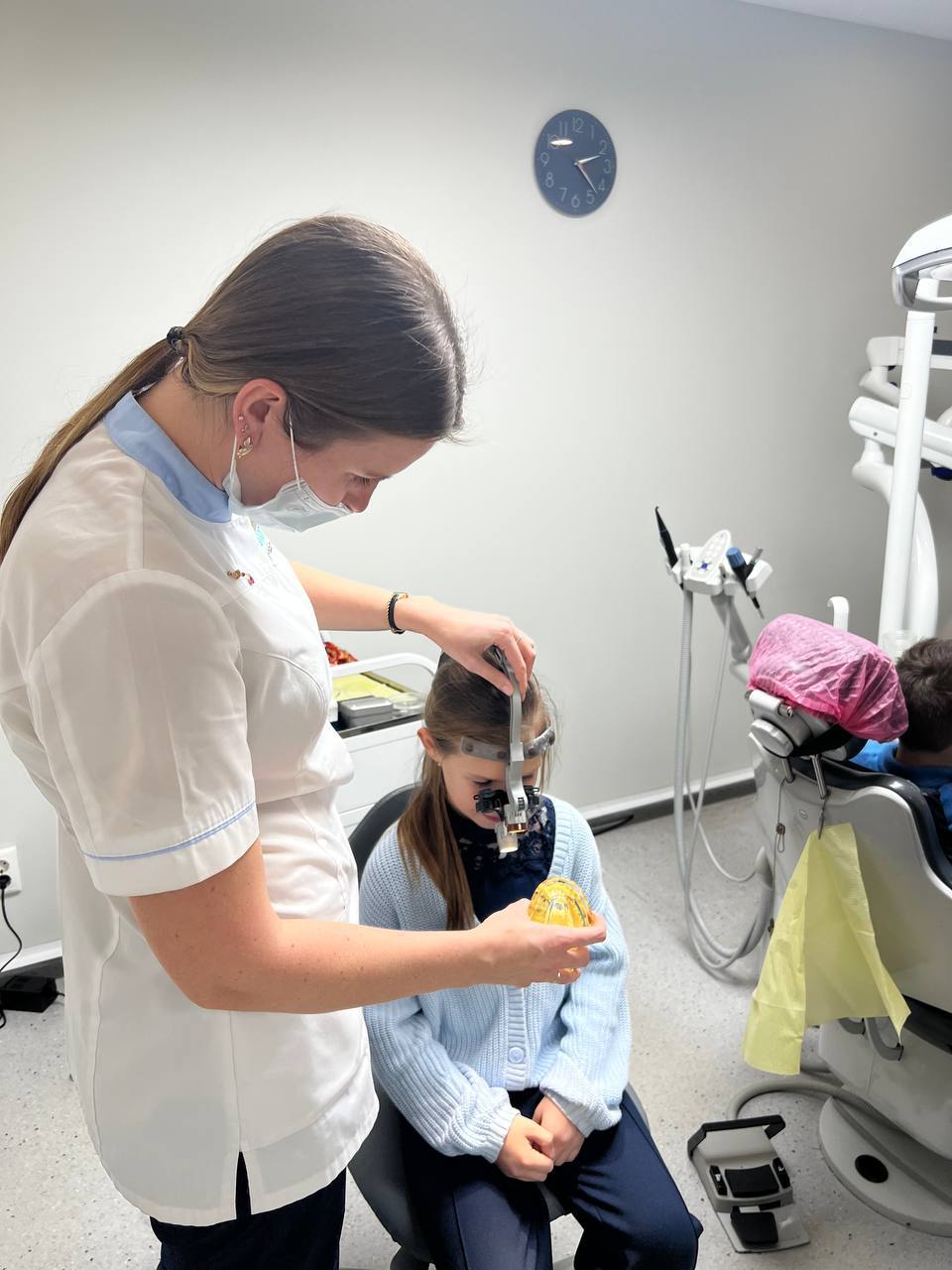 Я СТОМАТОЛОГ. Сегодня наши маленькие исследователи, ученики 2-го класса, отправились в увлекательное путешествие в стоматологию «Сибирь»! Это было не просто экскурсия, а настоящая возможность узнать много нового о здоровье... Я СТОМАТОЛОГ. Сегодня наши маленькие исследователи, ученики 2-го класса, отправились в увлекательное путешествие в стоматологию «Сибирь»! Это было не просто экскурсия, а настоящая возможность узнать много нового о здоровье...