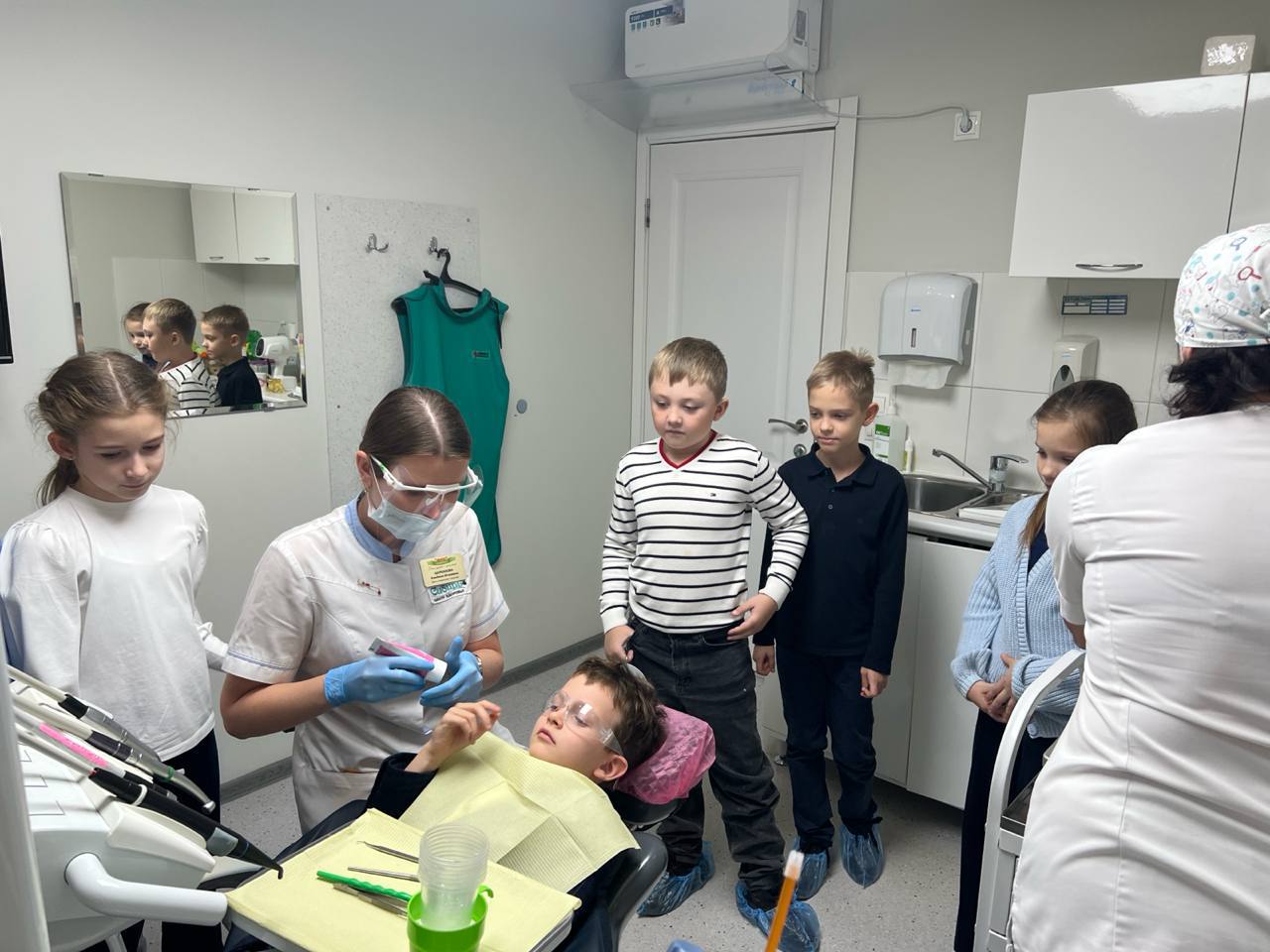 Я СТОМАТОЛОГ. Сегодня наши маленькие исследователи, ученики 2-го класса, отправились в увлекательное путешествие в стоматологию «Сибирь»! Это было не просто экскурсия, а настоящая возможность узнать много нового о здоровье... Я СТОМАТОЛОГ. Сегодня наши маленькие исследователи, ученики 2-го класса, отправились в увлекательное путешествие в стоматологию «Сибирь»! Это было не просто экскурсия, а настоящая возможность узнать много нового о здоровье...