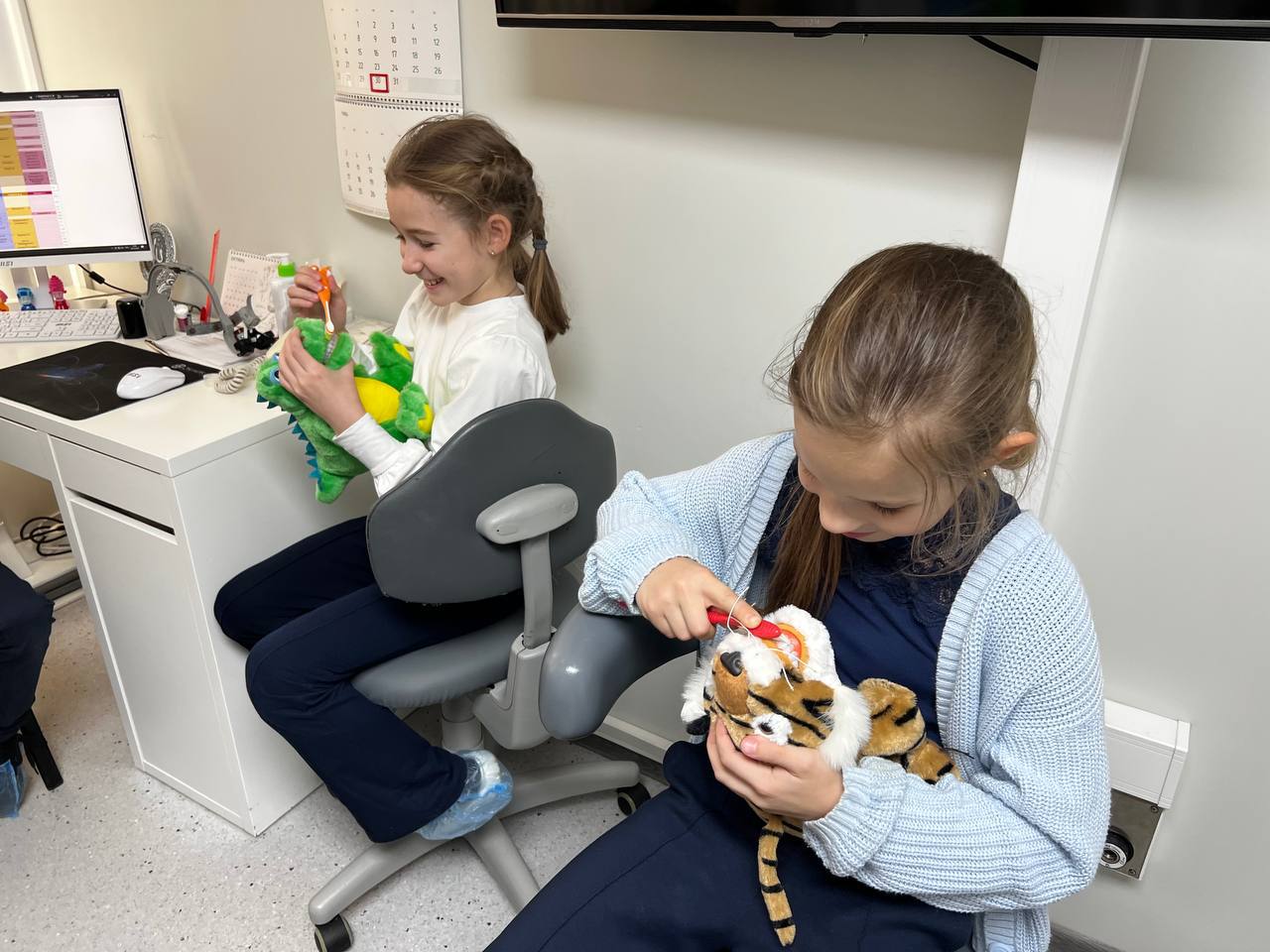 Я СТОМАТОЛОГ. Сегодня наши маленькие исследователи, ученики 2-го класса, отправились в увлекательное путешествие в стоматологию «Сибирь»! Это было не просто экскурсия, а настоящая возможность узнать много нового о здоровье... Я СТОМАТОЛОГ. Сегодня наши маленькие исследователи, ученики 2-го класса, отправились в увлекательное путешествие в стоматологию «Сибирь»! Это было не просто экскурсия, а настоящая возможность узнать много нового о здоровье...