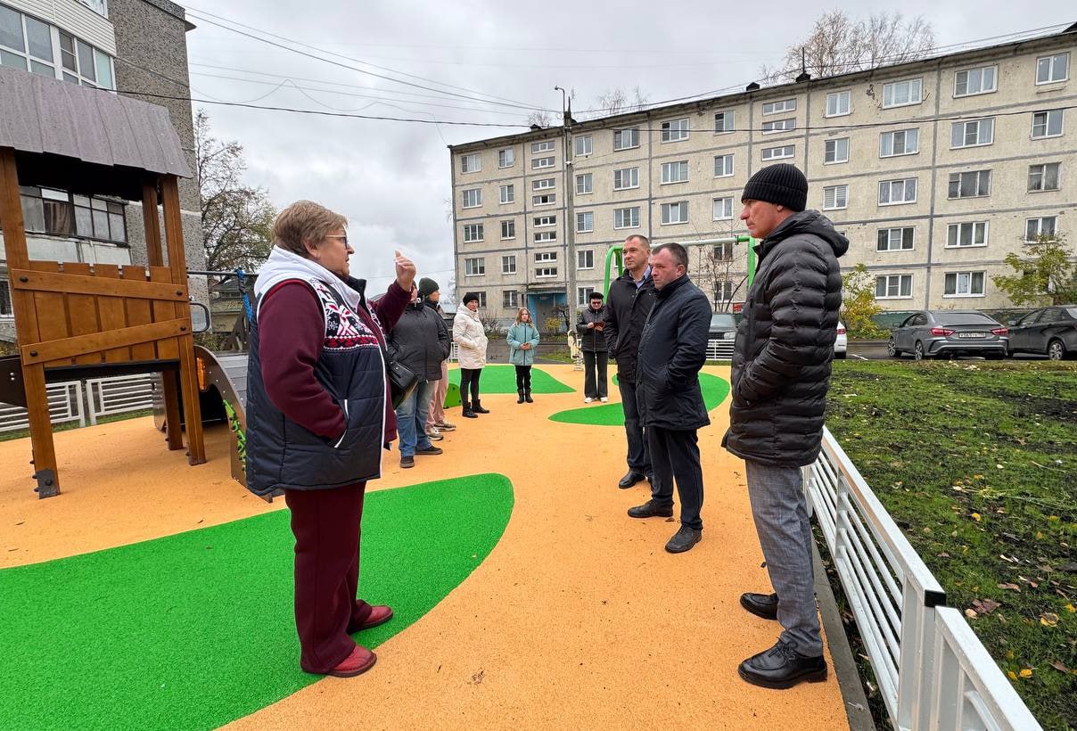 Сотрудники администрации Сергиево-Посадского округа обсудили с жителями модернизацию детских игровых зон Сотрудники администрации Сергиево-Посадского округа обсудили с жителями модернизацию детских игровых зон