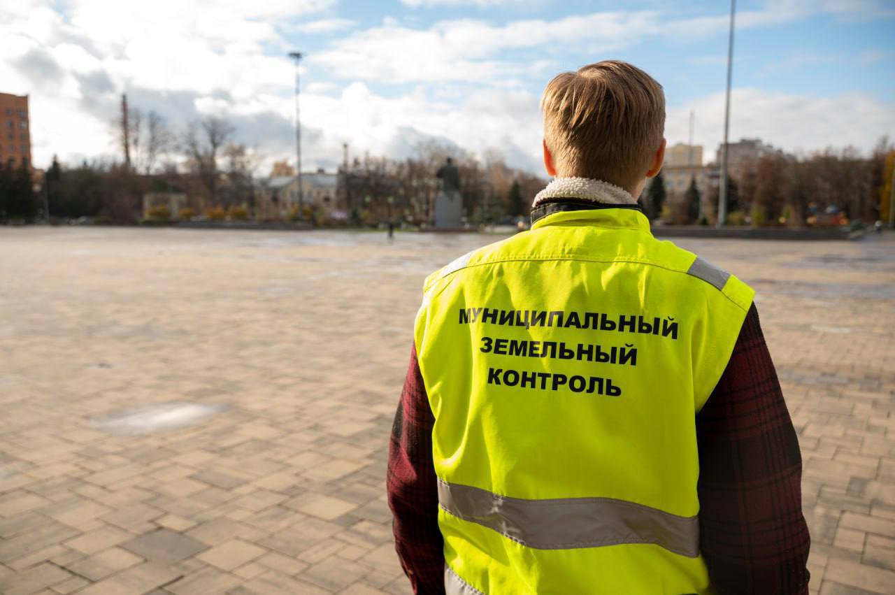 Муниципальный земельный контроль в Домодедово регулярно проводит профилактику, консультируя и информируя собственников, а также фиксируя нарушения, чтобы обеспечить соблюдение земельного законодательства в округе
