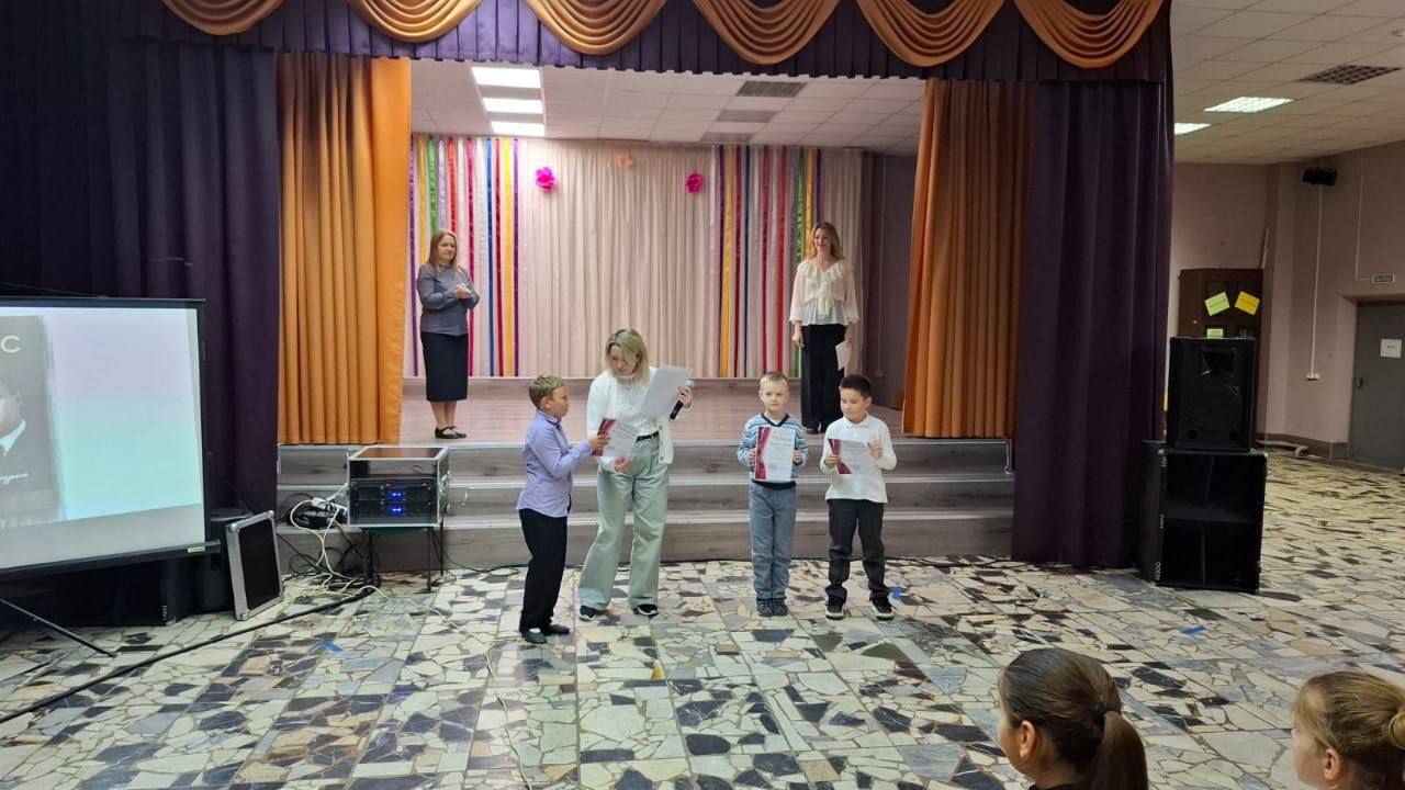 Вчера в Доме культуры «Фортуна» состоялся конкурс чтецов «Наизусть», посвященный Есенинскому празднику поэзии Вчера в Доме культуры «Фортуна» состоялся конкурс чтецов «Наизусть», посвященный Есенинскому празднику поэзии