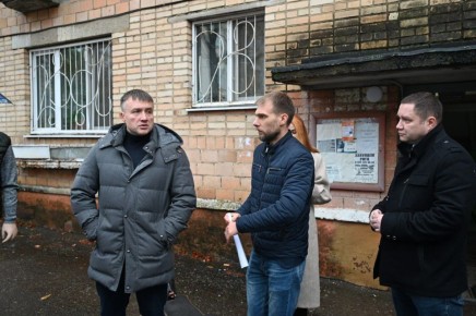 Выехал на ул. Серпуховскую, 26. В августе мы с жителями и управляющей компанией разбирали накопившиеся проблемы этого дома