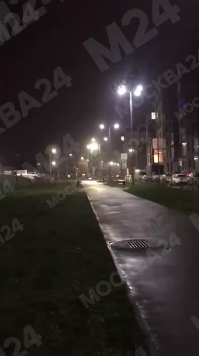 «Ура! Свет есть!». Так выглядит простое человеческое счастье: ночью в «Императорских Мытищах» в окнах начал зажигаться свет, заработали уличные фонари