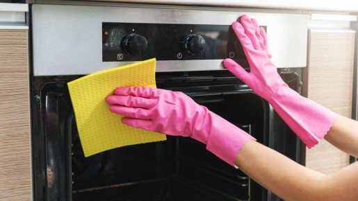 Прослужит дольше: эти простые лайфхаки помогут хозяйкам сохранить духовку в чистоте