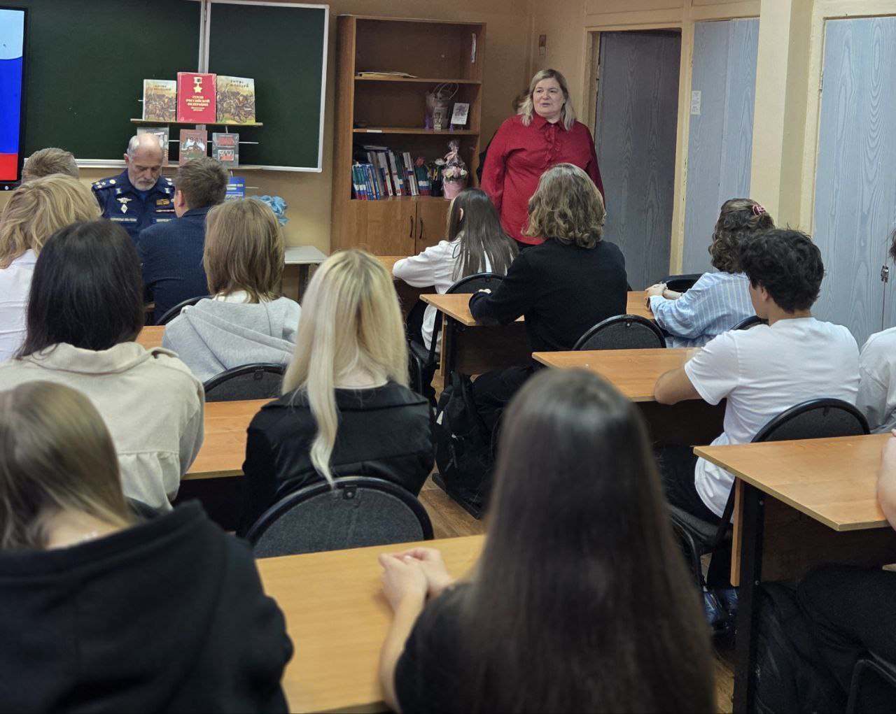 УРОК МУЖЕСТВА. 31 октября прошла встреча обучающихся 10 а класса МБОУ СОШ N 1 с гвардии полковником, ветераном вооружённых сил, участником СВО, социальным координатором фонда "Защитники Отечества" - Шевяковым Вячеславом... УРОК МУЖЕСТВА. 31 октября прошла встреча обучающихся 10 а класса МБОУ СОШ N 1 с гвардии полковником, ветераном вооружённых сил, участником СВО, социальным координатором фонда "Защитники Отечества" - Шевяковым Вячеславом...