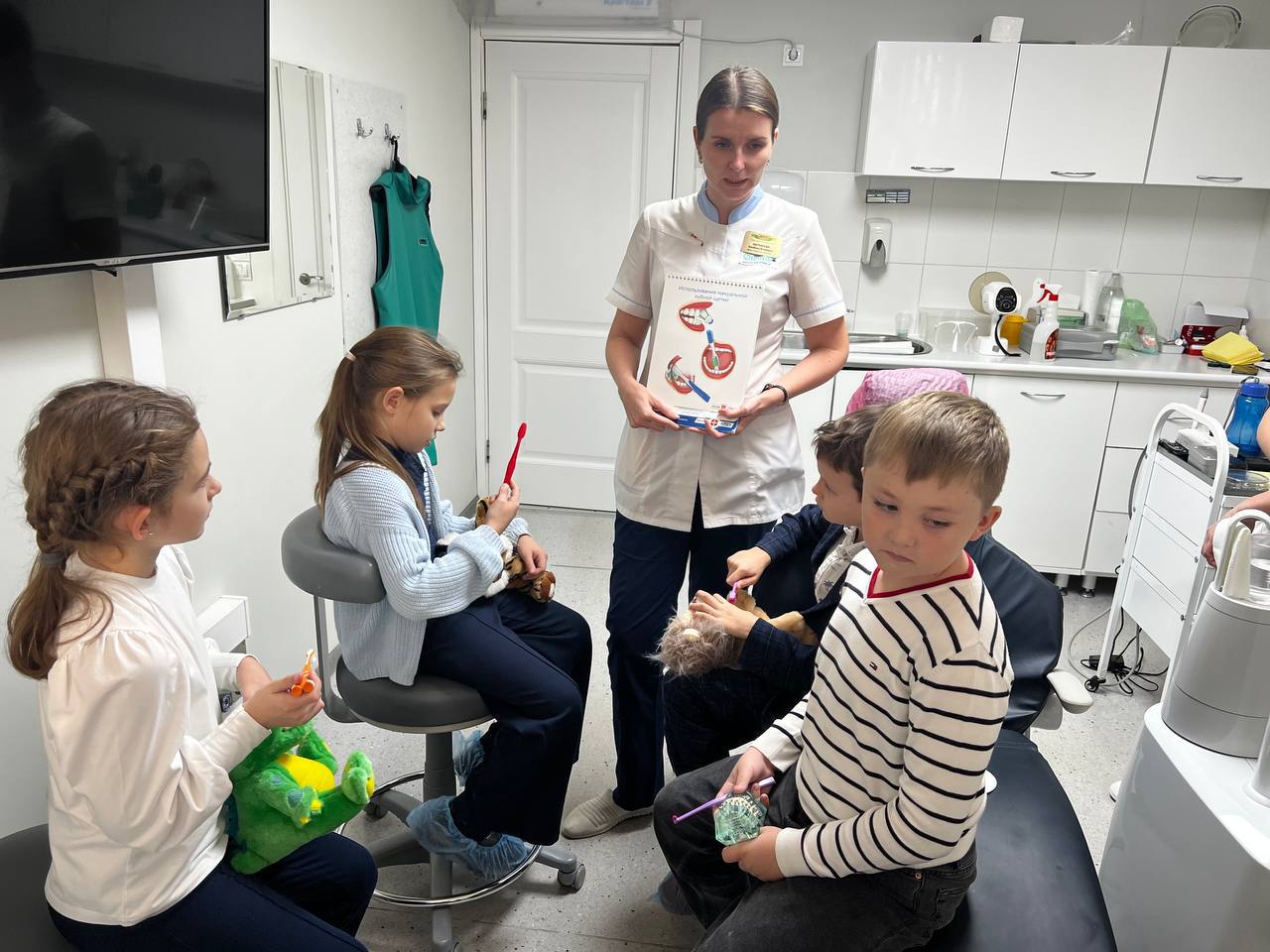 Я СТОМАТОЛОГ. Сегодня наши маленькие исследователи, ученики 2-го класса, отправились в увлекательное путешествие в стоматологию «Сибирь»! Это было не просто экскурсия, а настоящая возможность узнать много нового о здоровье... Я СТОМАТОЛОГ. Сегодня наши маленькие исследователи, ученики 2-го класса, отправились в увлекательное путешествие в стоматологию «Сибирь»! Это было не просто экскурсия, а настоящая возможность узнать много нового о здоровье...