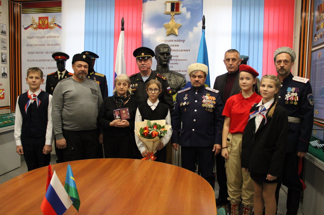 В музее СВО ЦДТ «Родник» им. Героя РФ А.Н. Осокина состоялась торжественная церемония вручения ордена Мужества семье выпускника Куровской школы №1 Антона Семёнова
