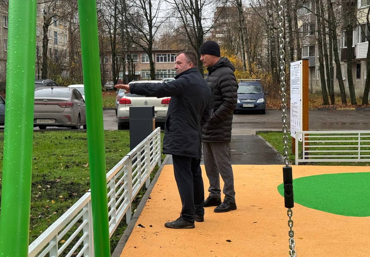 Сотрудники администрации Сергиево-Посадского округа обсудили с жителями модернизацию детских игровых зон Сотрудники администрации Сергиево-Посадского округа обсудили с жителями модернизацию детских игровых зон
