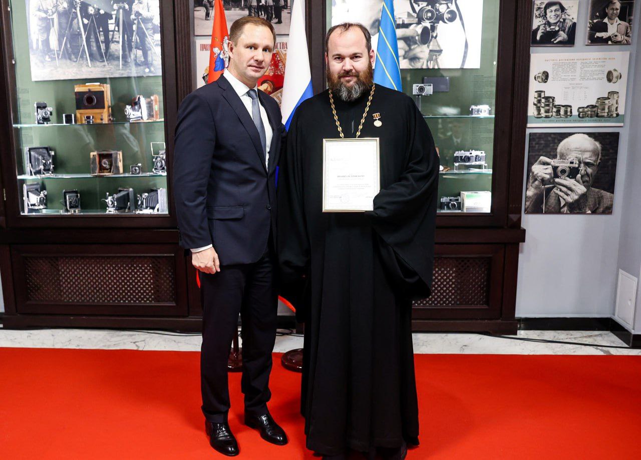 Дмитрий Волков: Подчеркивая неразрывную, прочную связь поколений, в преддверии Дня народного единства чествовали героев боевого и трудового фронта, а также наших юных жителей, которым по традиции вручили паспорта граждан... Дмитрий Волков: Подчеркивая неразрывную, прочную связь поколений, в преддверии Дня народного единства чествовали героев боевого и трудового фронта, а также наших юных жителей, которым по традиции вручили паспорта граждан...