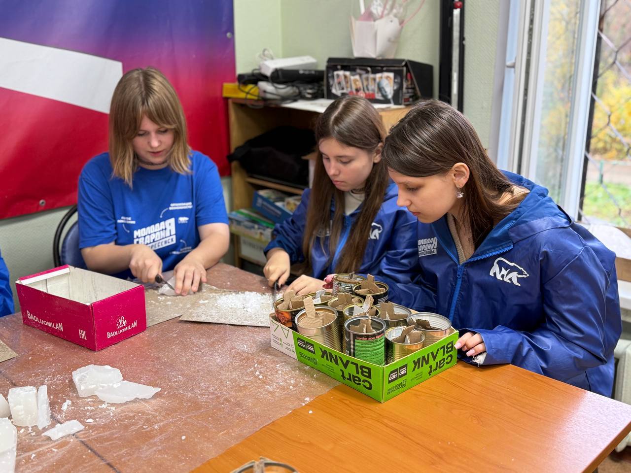 В рамках партийного проекта «Женское движение Единой России» депутат Совета депутатов Екатерина Павлова вместе с активистами Молодой гвардии изготовили окопные свечи для отправки в зону СВО