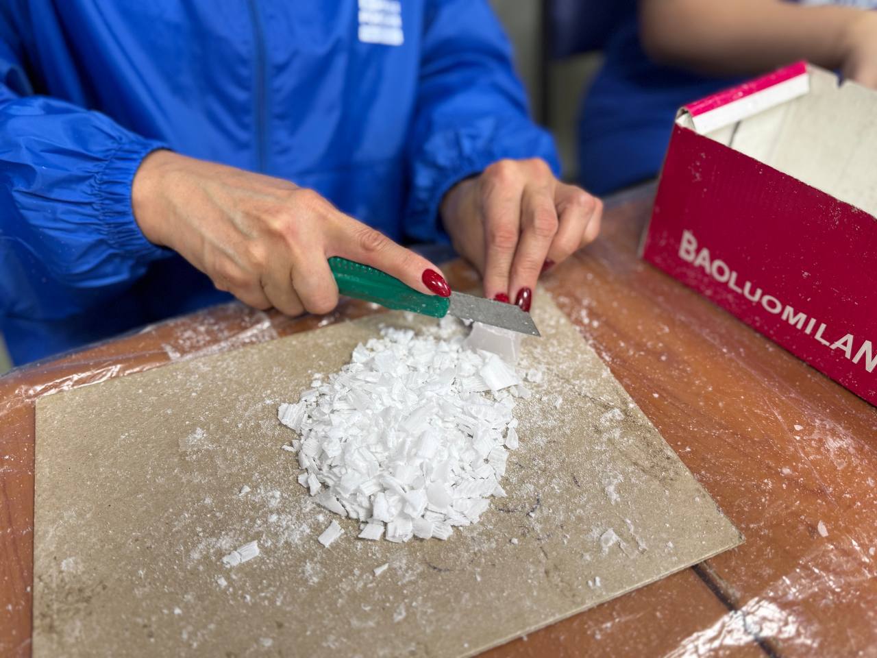 В рамках партийного проекта «Женское движение Единой России» депутат Совета депутатов Екатерина Павлова вместе с активистами Молодой гвардии изготовили окопные свечи для отправки в зону СВО В рамках партийного проекта «Женское движение Единой России» депутат Совета депутатов Екатерина Павлова вместе с активистами Молодой гвардии изготовили окопные свечи для отправки в зону СВО