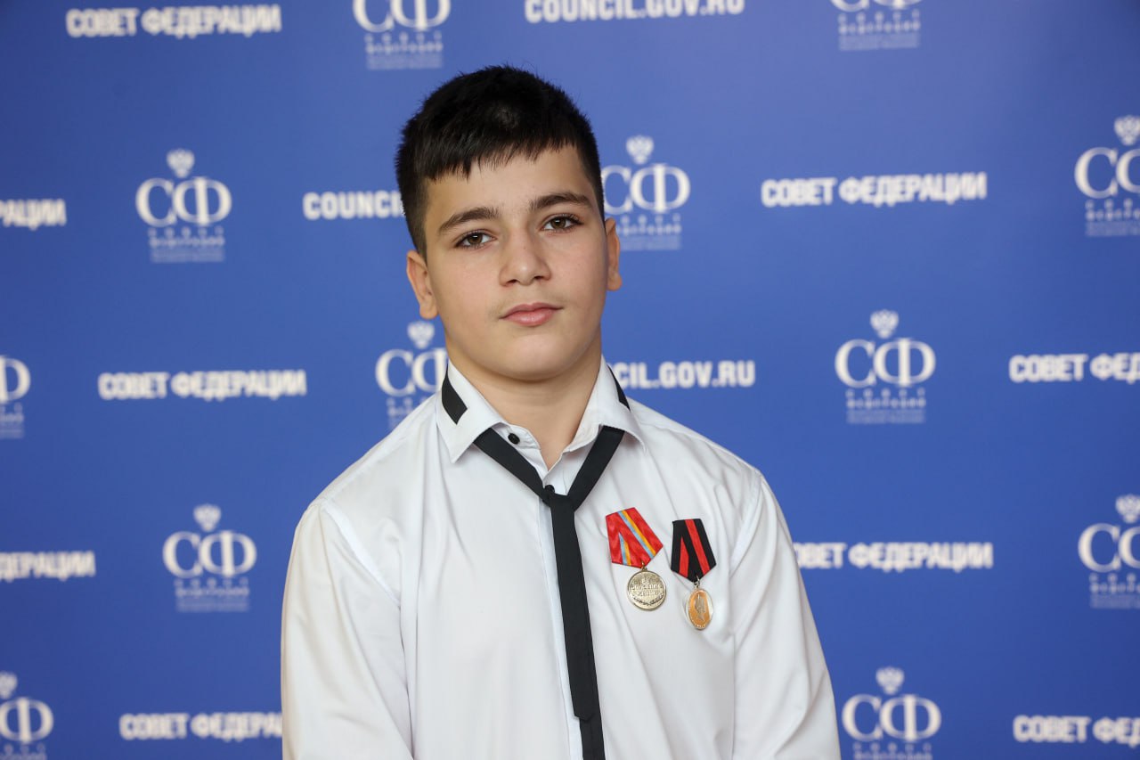 Школьнику из Подмосковья вручили медаль за мужество Школьнику из Подмосковья вручили медаль за мужество