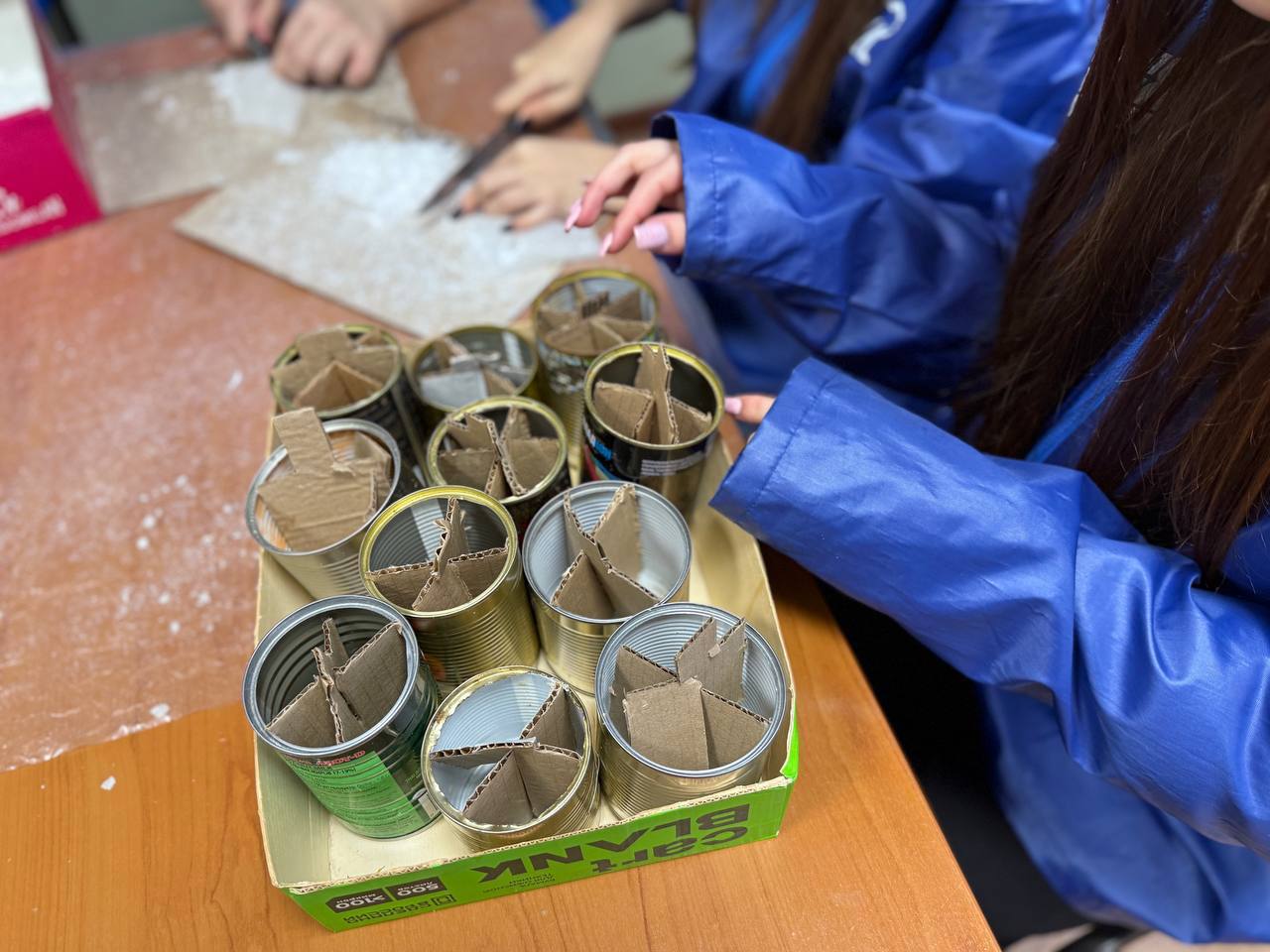 В рамках партийного проекта «Женское движение Единой России» депутат Совета депутатов Екатерина Павлова вместе с активистами Молодой гвардии изготовили окопные свечи для отправки в зону СВО В рамках партийного проекта «Женское движение Единой России» депутат Совета депутатов Екатерина Павлова вместе с активистами Молодой гвардии изготовили окопные свечи для отправки в зону СВО