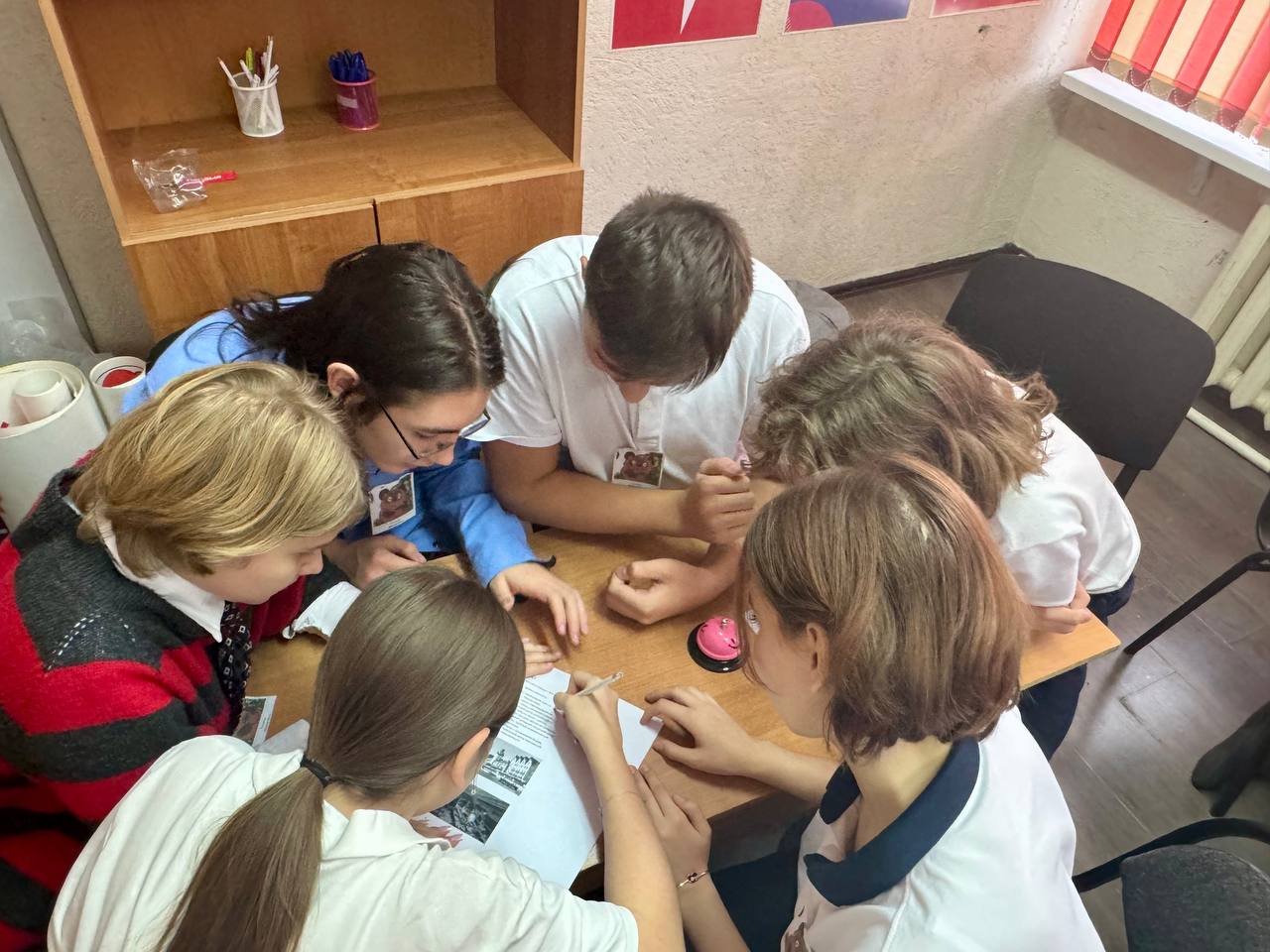 30 октября в МБОУ СОШ 1 м.о. Чехов прошла викторина, посвященная празднику Дню народного единства, среди команд 8 классов и активистов движения "Первых" 30 октября в МБОУ СОШ 1 м.о. Чехов прошла викторина, посвященная празднику Дню народного единства, среди команд 8 классов и активистов движения "Первых"