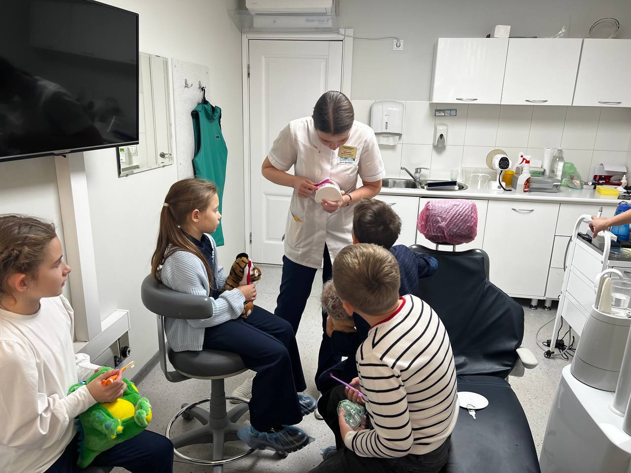 Я СТОМАТОЛОГ. Сегодня наши маленькие исследователи, ученики 2-го класса, отправились в увлекательное путешествие в стоматологию «Сибирь»! Это было не просто экскурсия, а настоящая возможность узнать много нового о здоровье... Я СТОМАТОЛОГ. Сегодня наши маленькие исследователи, ученики 2-го класса, отправились в увлекательное путешествие в стоматологию «Сибирь»! Это было не просто экскурсия, а настоящая возможность узнать много нового о здоровье...